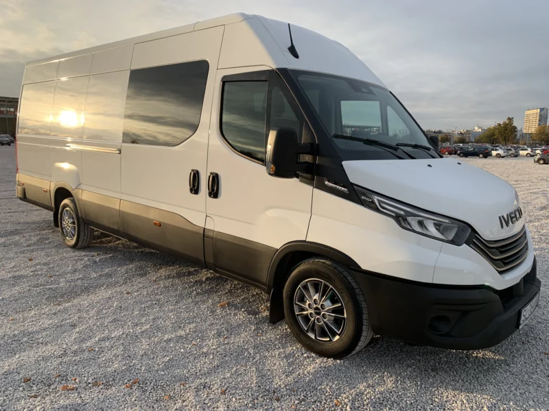 Iveco Daily L4H2 w białym lakierze, widok z boku