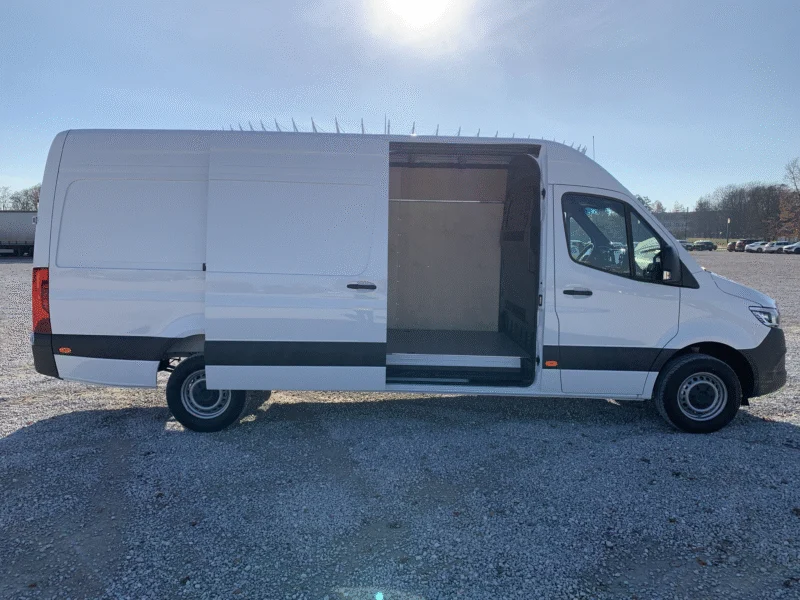 Mercedes-Benz Sprinter L3H2 w białym lakierze, widok z boku