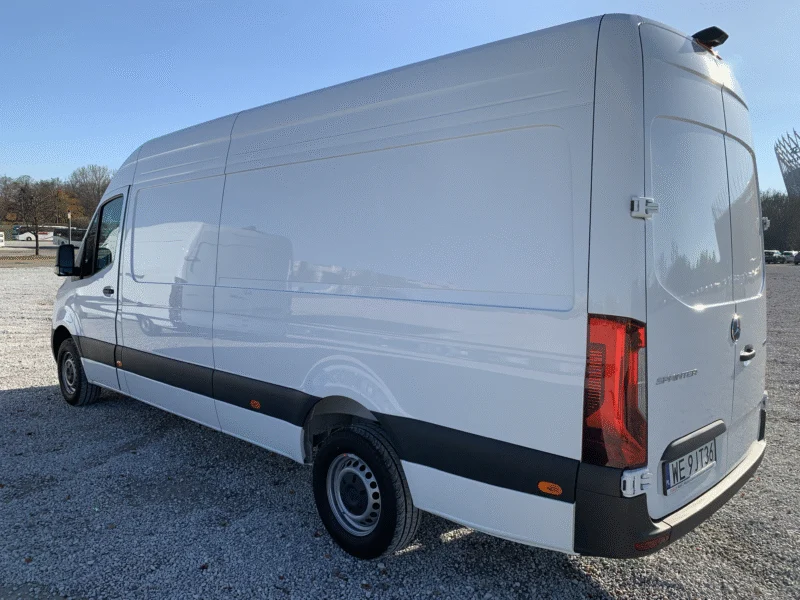 Mercedes-Benz Sprinter L3H2 zaparkowany bokiem